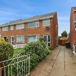 Superb 3 Bed House, Close To Centre , Private Parking On Gated Premise