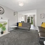 Superb 3 Bed House, Close To Centre , Private Parking On Gated Premise