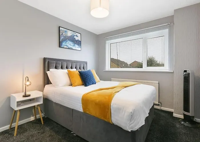 Superb 3 Bed House, Close To Centre , Private Parking On Gated Premise