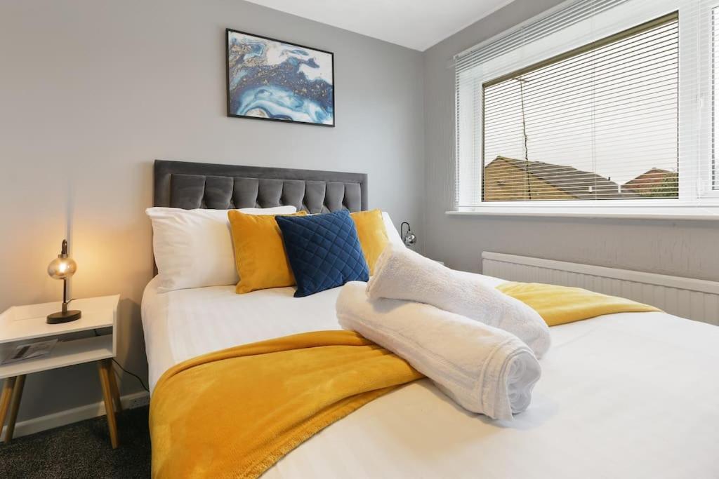 Holiday home Superb 3 Bed House, Close To Centre , Private Parking On Gated Premise *