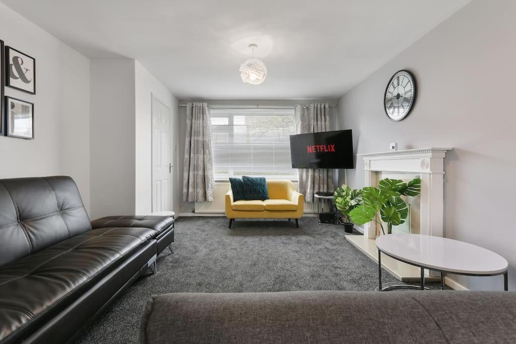 Holiday home Superb 3 Bed House, Close To Centre , Private Parking On Gated Premise Sheffield