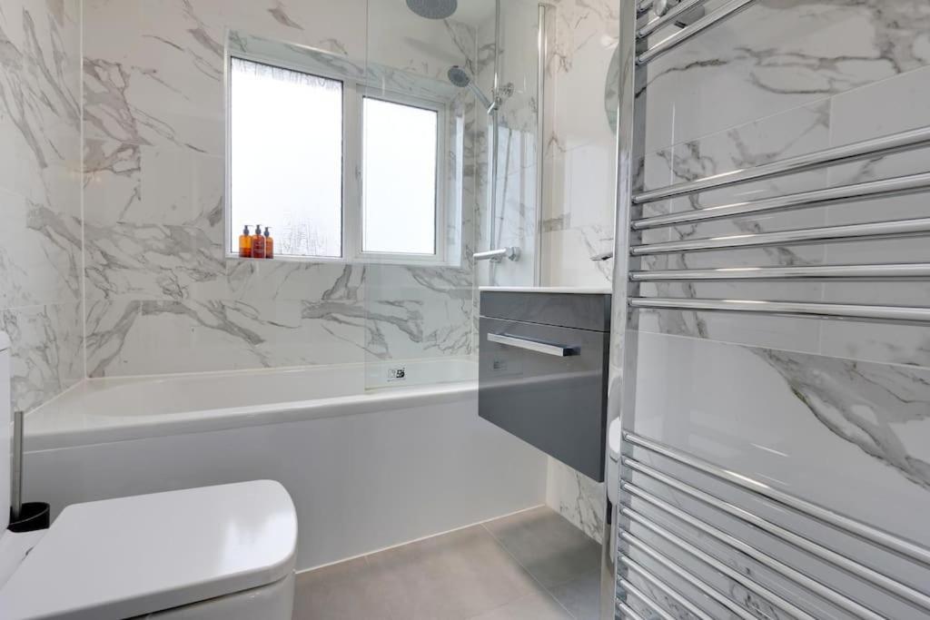 Holiday home Superb 3 Bed House, Close To Centre , Private Parking On Gated Premise Sheffield
