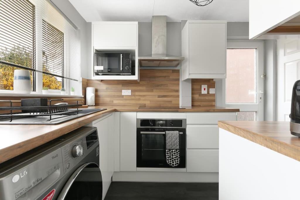 Holiday home Superb 3 Bed House, Close To Centre , Private Parking On Gated Premise Sheffield