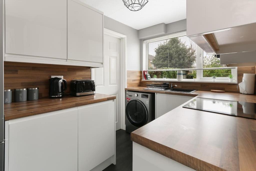 Holiday home Superb 3 Bed House, Close To Centre , Private Parking On Gated Premise *