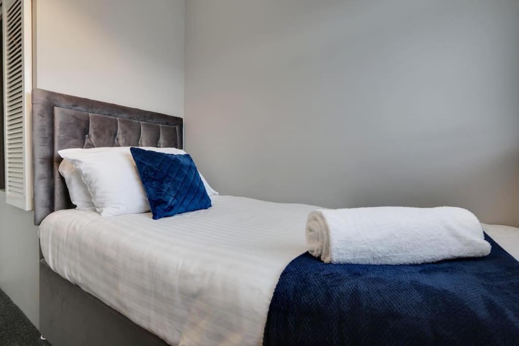 Holiday home Superb 3 Bed House, Close To Centre , Private Parking On Gated Premise *