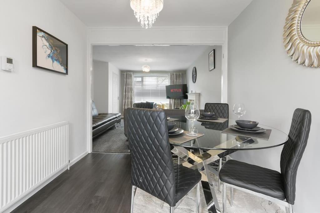 Superb 3 Bed House, Close To Centre , Private Parking On Gated Premise