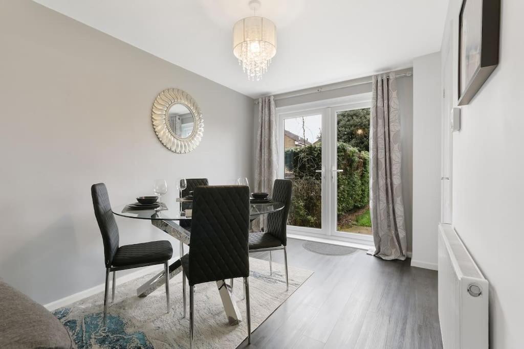 Superb 3 Bed House, Close To Centre , Private Parking On Gated Premise *