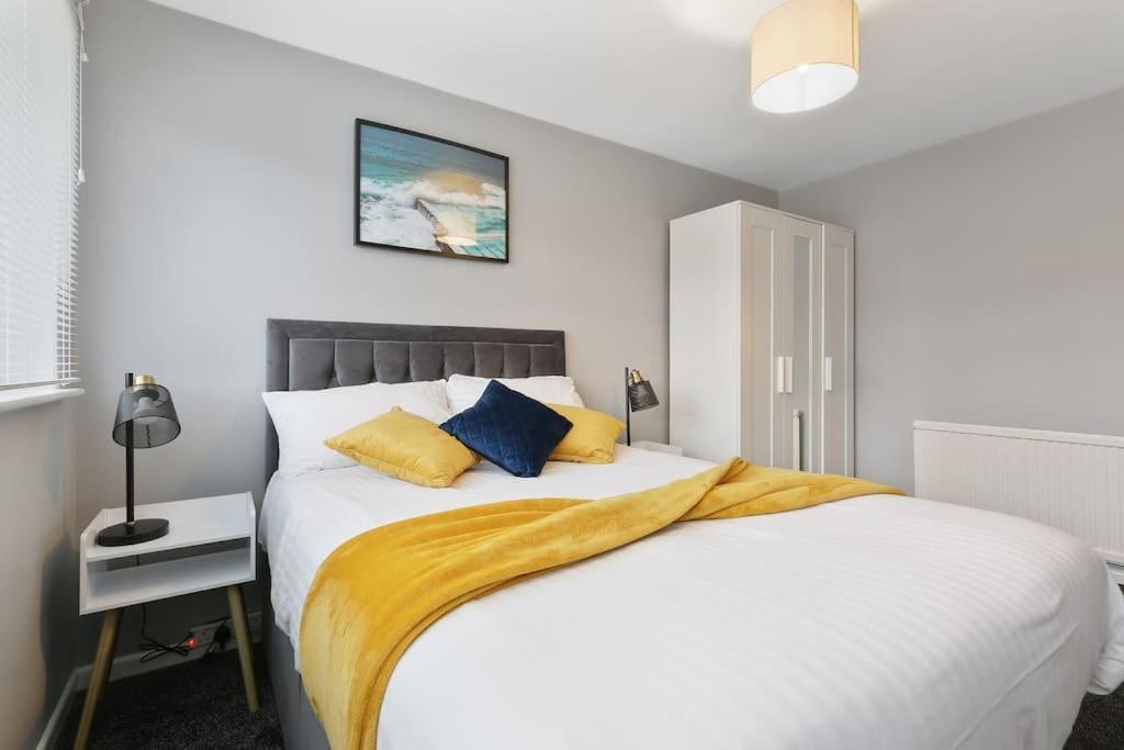 Superb 3 Bed House, Close To Centre , Private Parking On Gated Premise