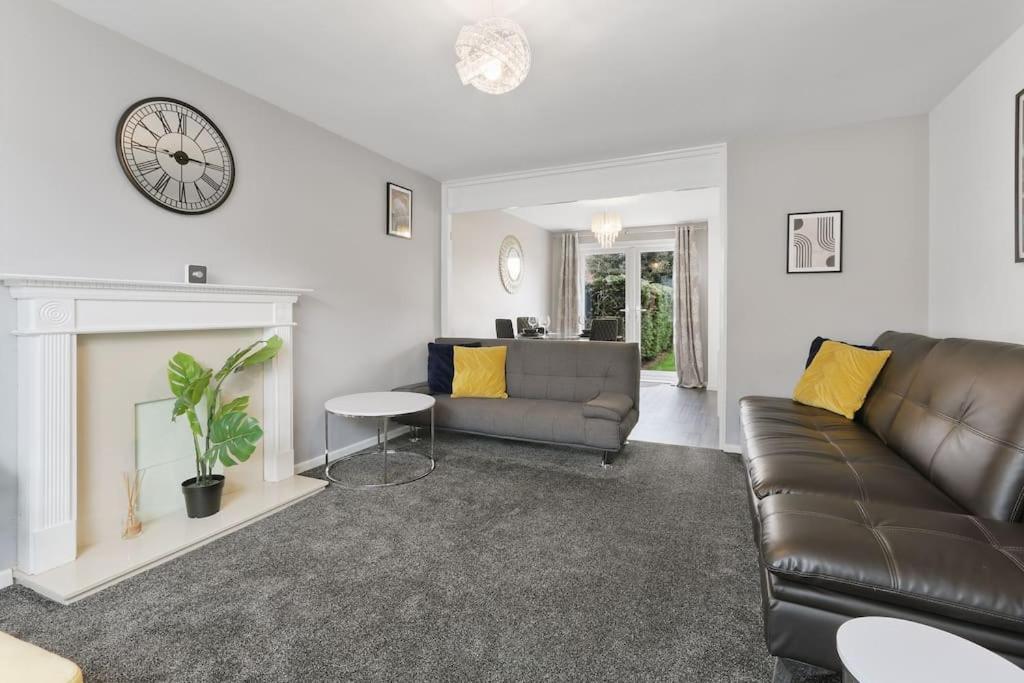 Superb 3 Bed House, Close To Centre , Private Parking On Gated Premise Holiday home *
