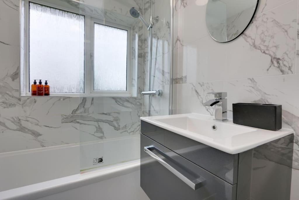 Superb 3 Bed House, Close To Centre , Private Parking On Gated Premise Holiday home Sheffield