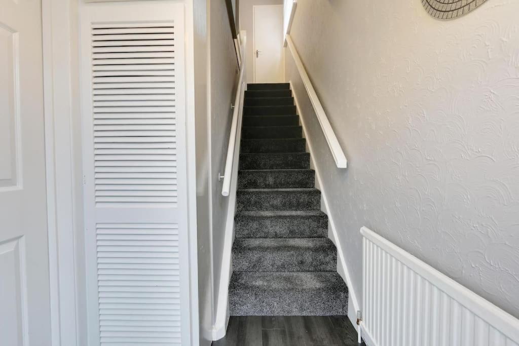 Holiday home Superb 3 Bed House, Close To Centre , Private Parking On Gated Premise Sheffield