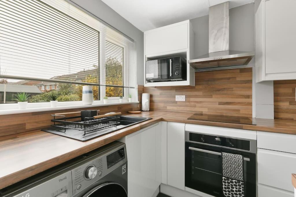 Superb 3 Bed House, Close To Centre , Private Parking On Gated Premise Holiday home Sheffield