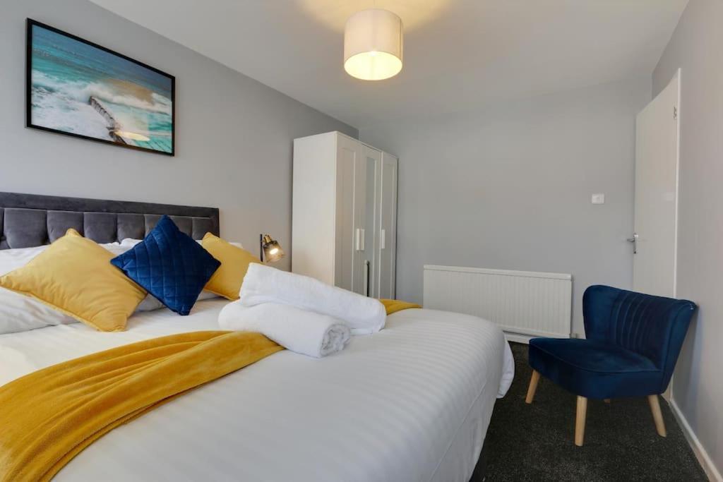 Holiday home Superb 3 Bed House, Close To Centre , Private Parking On Gated Premise *
