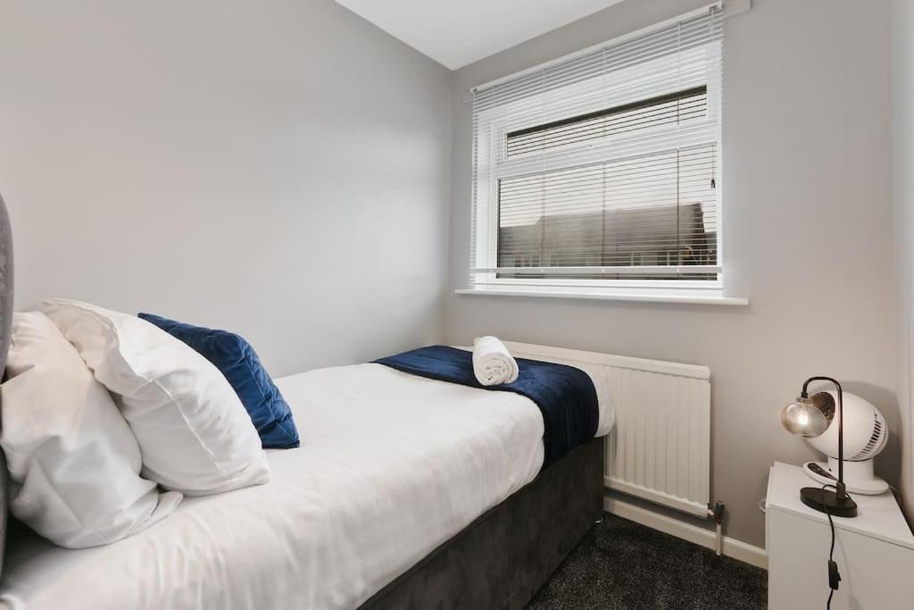 Superb 3 Bed House, Close To Centre , Private Parking On Gated Premise