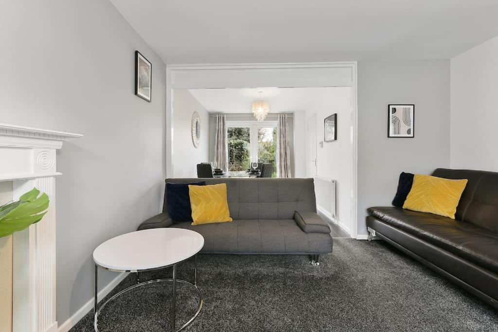 Superb 3 Bed House, Close To Centre , Private Parking On Gated Premise Sheffield