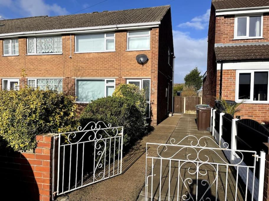 Superb 3 Bed House, Close To Centre , Private Parking On Gated Premise *